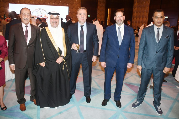 السفير الروسي فلاديمير جيلتوف متوسطا السفير البحريني صلاح المالكي والقائم بالأعمال السوري تميم المدني