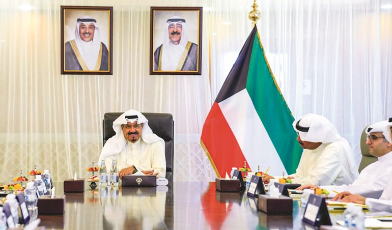 سمو الشيخ أحمد العبدالله رئيس مجلس الوزراء مترئسا الاجتماع بحضور وزير الدفاع الشيخ عبدالله العلي ووزير الدولة لشؤون البلدية ووزير الدولة لشؤون الإسكان عبداللطيف المشاري