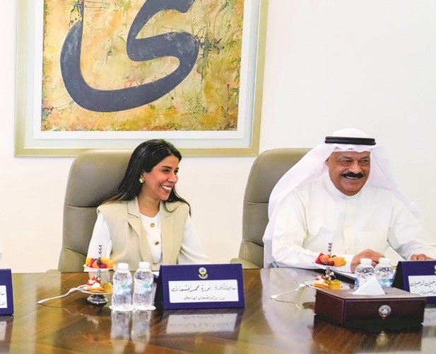 رئيس ديوان رئيس مجلس الوزراء عبدالعزيز الدخيل ووزيرة الأشغال العامة د.نورة المشعان