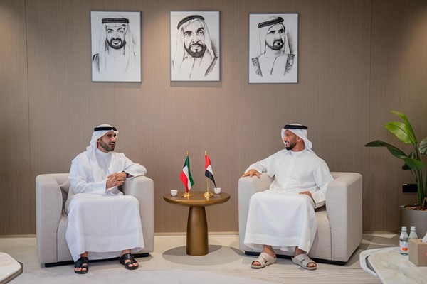 الشيخ عبدالله بن محمد آل حامد يستقبل الشيخ مبارك فهد الجابر الصباح بمناسبة تصوير برنامج «دروب أريكه» في الإمارات