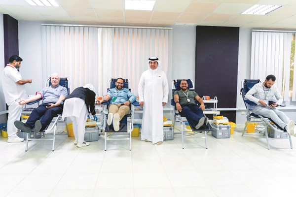 جانب من الموظفين خلال التبرع بالدم