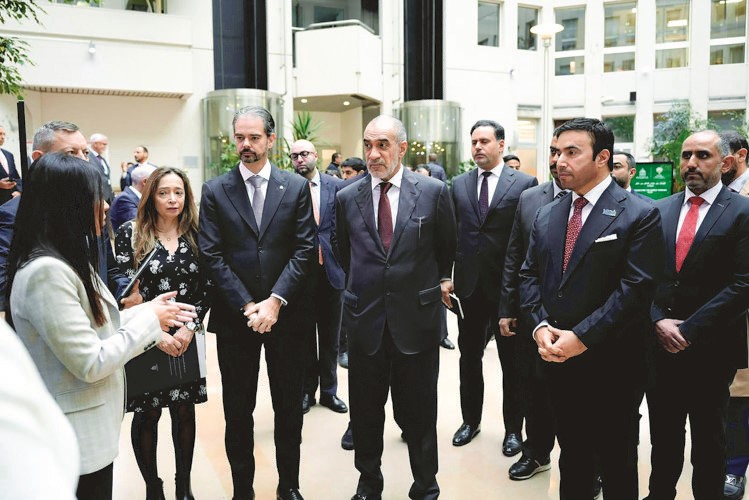 النائب الأول لرئيس مجلس الوزراء ووزير الداخلية الشيخ فهد اليوسف خلال زيارته منظمة إنتربول في ليون الفرنسية