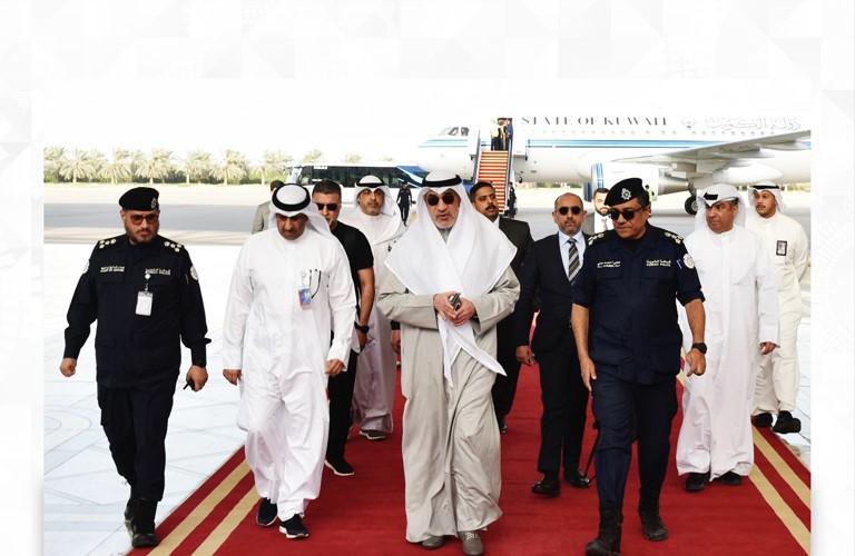 النائب الأول لرئيس مجلس الوزراء ووزير الداخلية الشيخ فهد اليوسف خلال عودته إلى البلاد بعد زيارة رسمية إلى الولايات المتحدة وفرنسا وفي استقباله وكيل وزارة الداخلية بالتكليف اللواء علي العدواني وعدد من القيادات الأمنية