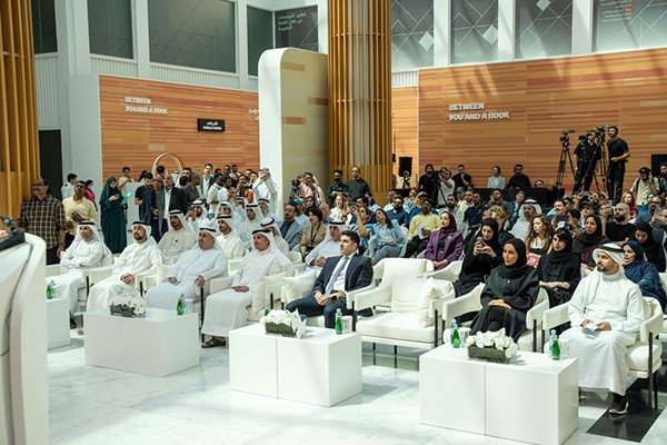 متابعة من الحضور والإعلاميين للمؤتمر الصحافي