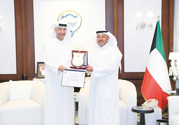  محافظ الفروانية الشيخ عذبي الناصر خلال استقباله مدير منطقة الفروانية التعليمية السابق جاسم بوحمد