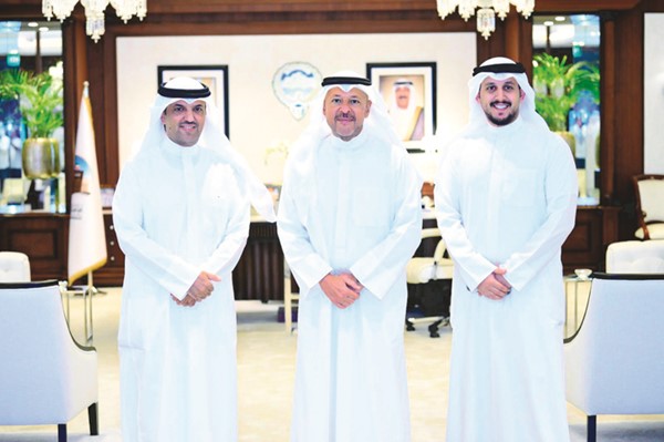  محافظ الفروانية الشيخ عذبي الناصر مستقبلا مدير الشؤون التعليمية بمنطقة الفروانية التعليمية منصور الديحاني ومشاري العدواني