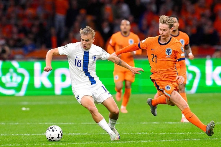 لاعب وسط هولندا دي يونغ يحاول الوصول للكرة
