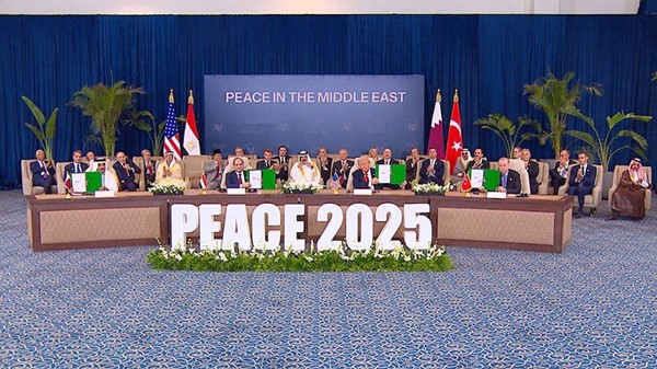 الرئيس الأميركي دونالد ترامب والرئيس المصري عبدالفتاح السيسي وصاحب السمو الشيخ تميم بن حمد أمير دولة قطر والرئيس التركي رجب طيب أردوغان بعد توقيع اتفاق إنهاء الحرب في غزة خلال قمة شرم الشيخ للسلام
