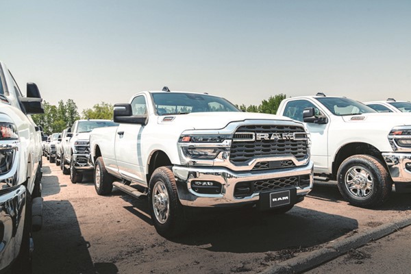  الملا وبهبهاني تسلم شاحنات رام 2500 HEAVY DUTY لشركة فواز للتجارة 