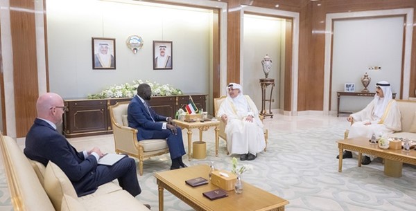 وزير شؤون الديوان الأميري الشيخ حمد جابر العلي ورئيس ديوان سمو ولي العهد الشيخ ثامر الجابر يستقبلان رئيس البعثة الإقليمية للجنة الدولية للصليب الأحمر لدول مجلس التعاون الخليجي لدى الكويت مامدو صو