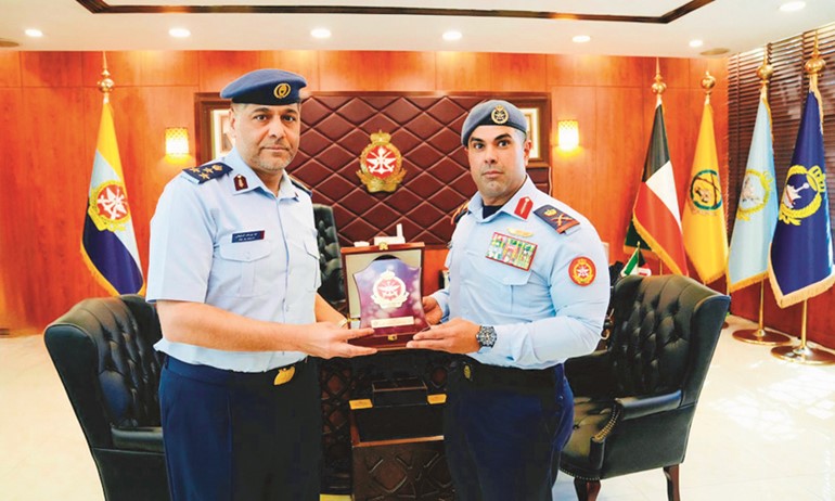 نائب رئيس الأركان اللواء الركن طيار الشيخ صباح جابر الأحمد لدى استقباله الملحق العسكري القطري العميد عيد السليطي