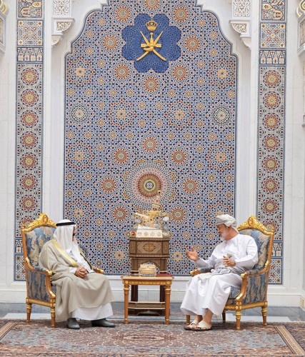 صاحب السمو الأمير الشيخ مشعل الأحمد خلال اللقاء مع السلطان هيثم بن طارق سلطان عمان في قصر البركة بالعاصمة مسقط