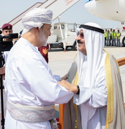 السلطان هيثم بن طارق سلطان عمان مرحبا بصاحب السمو الأمير 
الشيخ مشعل الأحمد على أرض المطار