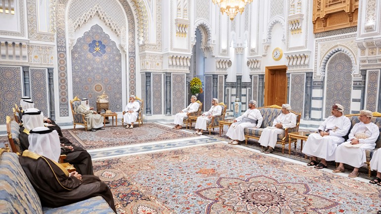 صاحب السمو الأمير الشيخ مشعل الأحمد خلال المباحثات مع السلطان هيثم بن طارق سلطان عمان بحضور عدد من المسؤولين في عمان