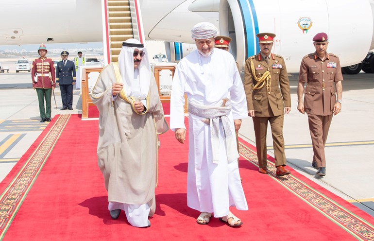 صاحب السمو الأمير الشيخ مشعل الأحمد لدى وصوله إلى سلطنة عمان وعلى رأس مستقبلي سموه السلطان هيثم بن طارق سلطان عمان