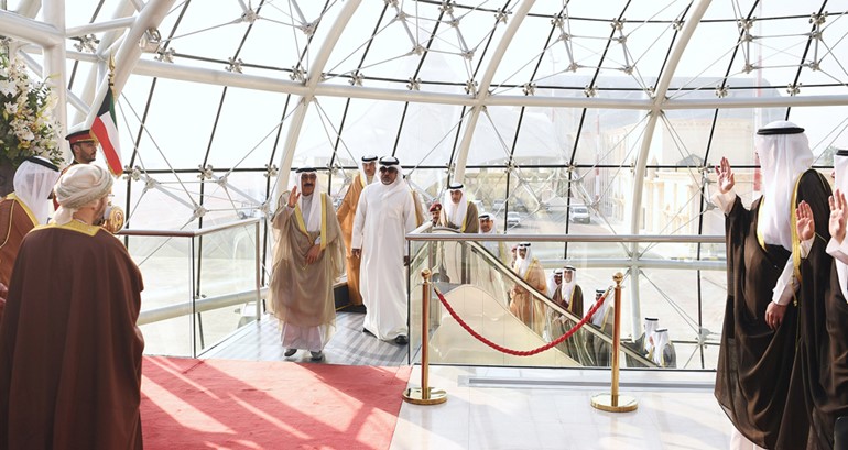 صاحب السمو الأمير الشيخ مشعل الأحمد يحيي مودعيه قبيل مغادرته البلاد