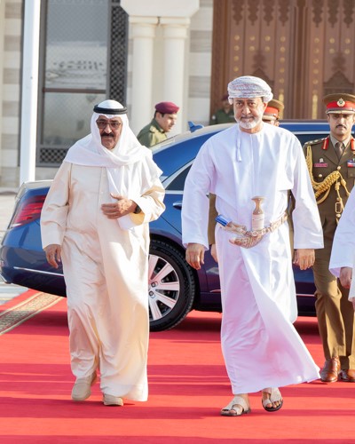 السلطان هيثم بن طارق سلطان عمان مودعا صاحب السمو الأمير 
الشيخ مشعل الأحمد على أرض المطار