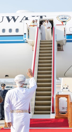 صاحب السمو الأمير الشيخ مشعل الأحمد يحيي السلطان هيثم بن طارق سلطان عمان قبيل مغادرته بعد زيارة أخوية