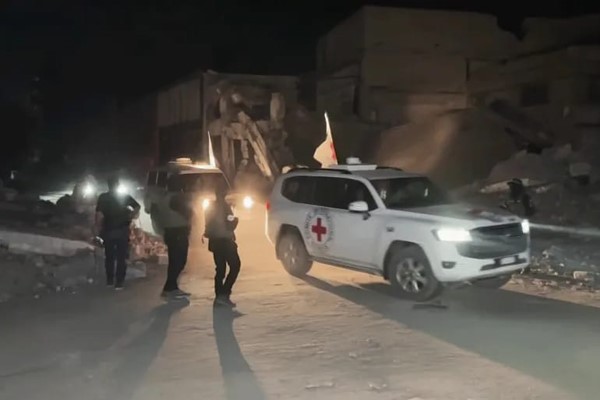 عناصر من "حماس" خلال تسليم  رفات رهينتين إسرائيليين إلى الصليب الأحمر شمالي غزة. (الجزيرة)