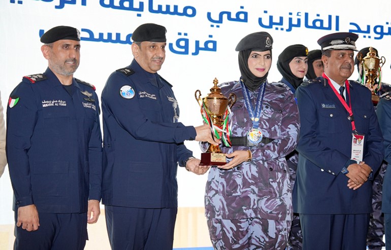 اللواء علي العدواني واللواء خالد العطية والعميد الشيخ مبارك علي اليوسف خلال تكريم إحدى الفائزات