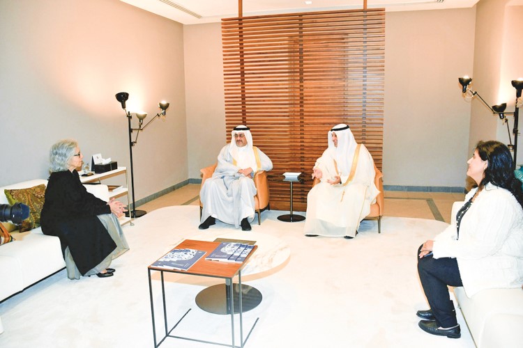 وزير الإعلام والثقافة ووزير الدولة لشؤون الشباب عبدالرحمن المطيري والشيخة حصة صباح السالم ومحافظ العاصمة الشيخ عبدالله السالم والشيخة العنود الدعيج خلال معرض الفن الصيني
