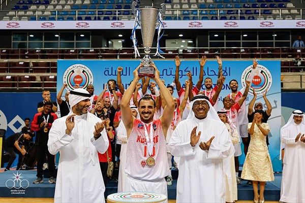 ‬قائد "الأبيض" فهد الظفيري يرفع "كأس السوبر" متوسطا خالد الغانم وضاري برجس (المركز الإعلامي لنادي الكويت)