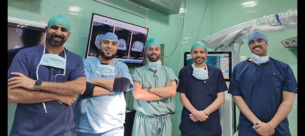  جراح المخ والأعصاب د.فيصل البدر مع الفريق الطبي 