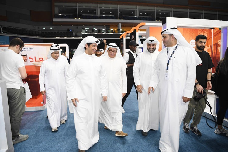 وزير الإعلام والثقافة ووزير الدولة لشؤون الشباب عبدالرحمن المطيري خلال جولة في معرض وظيفتي(قاسم باشا)