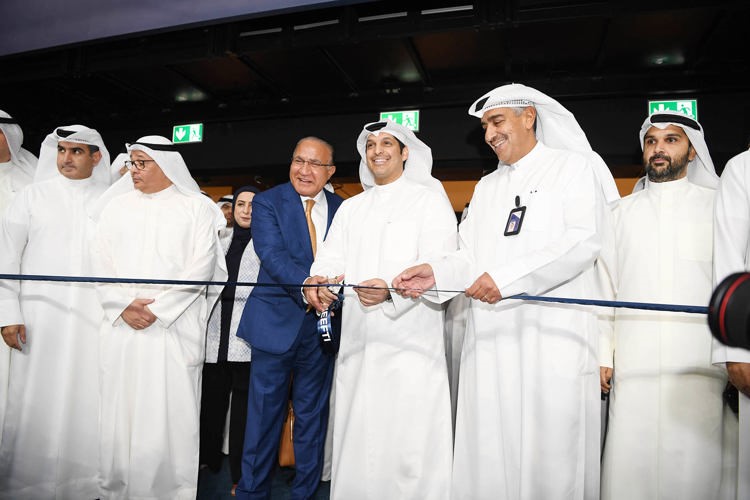 عبدالرحمن المطيري وفهد العثمان وعدد من المشاركين خلال قص شريط الافتتاح