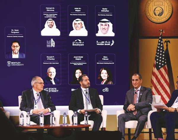 رئيس اتحاد مصارف الكويت ورئيس مجلس إدارة بيت التمويل الكويتي حمد المرزوق متحدثا خلال الجلسة الحوارية بحضور نائب رئيس مجلس إدارة بنك وربة بدر الشلفان