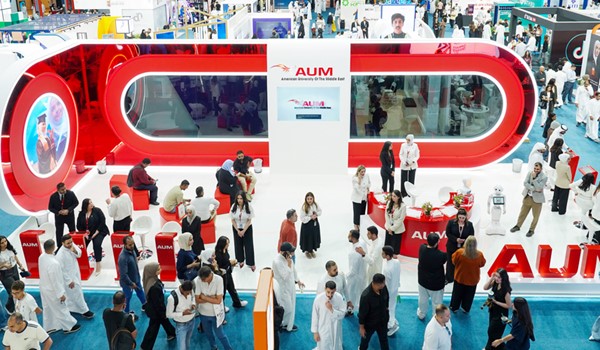 AUM تؤكد التزامها باستقطاب الكفاءات الوطنية في معرض «وظيفتي» الرابع