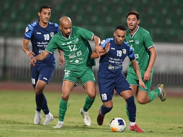 مدافع العربي حمد حربي محاولا إيقاف انطلاقة معاذ الأصيمع