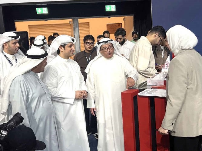 وزير الإعلام والثقافة ووزير الدولة لشؤون الشباب عبدالرحمن المطيري في جناح مجموعة الساير بالمعرض