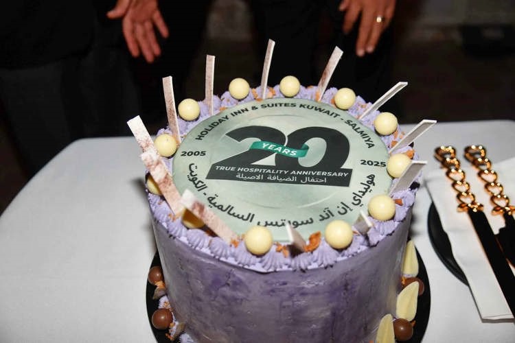 كيكة الاحتفال بمرور 20 عاما على تأسيس فندق هوليداي إن السالمية