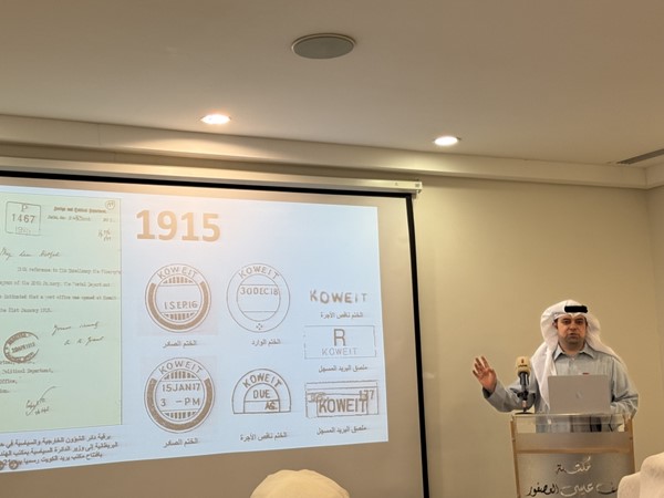 أمين سر الجمعية الكويتية لهواة الطوابع والعملات عيسى دشتي خلال الندوة