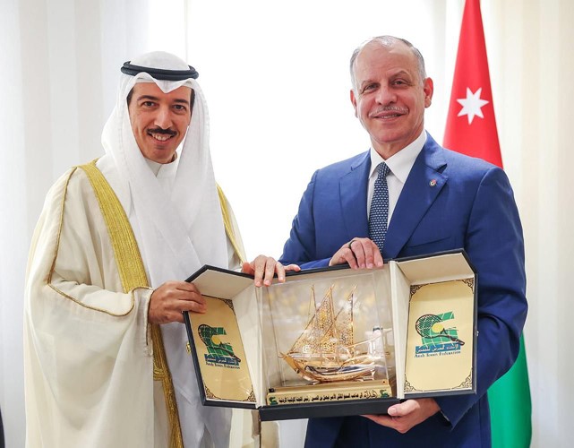 الشيخ أحمد الجابر يقدم هدية تذكارية للأمير فيصل بن الحسين