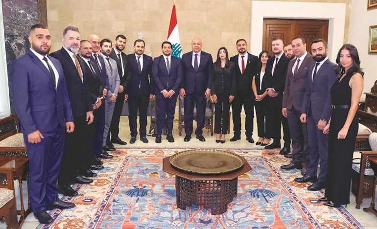 رئيس الجمهورية العماد جوزف عون مستقبلا وفدا من الأحزاب الشبابية في قصر بعبدا(محمود الطويل)