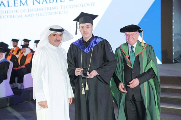 تكريم متفوق من \م.عادل البدر ورئيس الجامعة البروفيسور عصام زعبلاوي