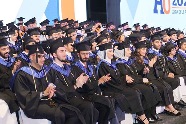 مجموعة من الخريجين