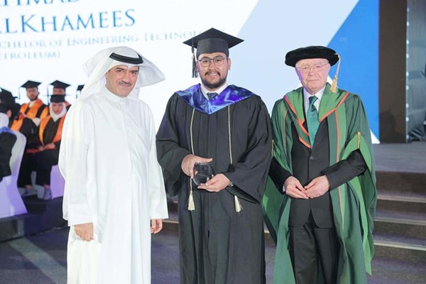 تكريم متفوق من ممثل مجلس الجامعات الخاصة م.عادل البدر ورئيس الجامعة البروفيسور عصام زعبلاوي