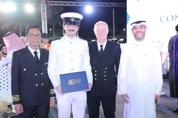 أول خريج في دبلوم العلوم البحرية
