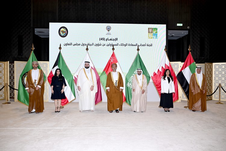 مدير عام الهيئة العامة للبيئة بالتكليف نوف بهبهاني مع المشاركين في الاجتماع الخامس والأربعين لوكلاء الوزارات المعنية بالشأن البيئي في دول مجلس التعاون