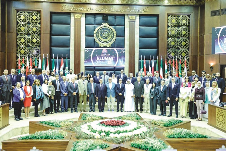 رئيس جمعية المهندسين م.محمد السبيعي متوسطا رئيس الأكاديمية العربية للعلوم والتكنولوجيا والنقل البحري وقيادييها
