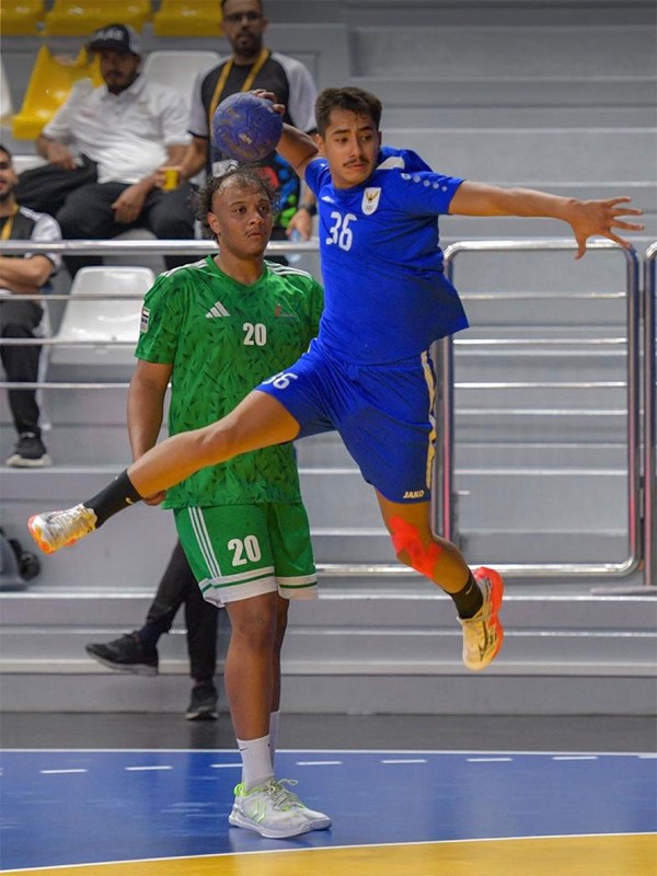 جانب من مباراة أزرق اليد مع نظيره الإماراتي