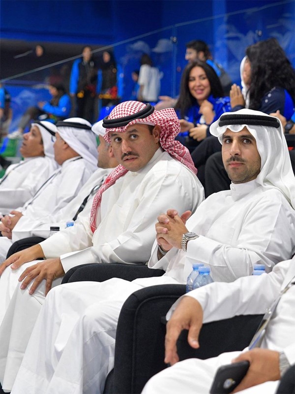 رئيس اللجنة الأولمبية الكويتية الشيخ فهد الناصر ونائب الرئيس الشيخ مبارك الفيصل يتابعان مباراة منتخبنا لكرة اليد في "آسيوية الشباب"