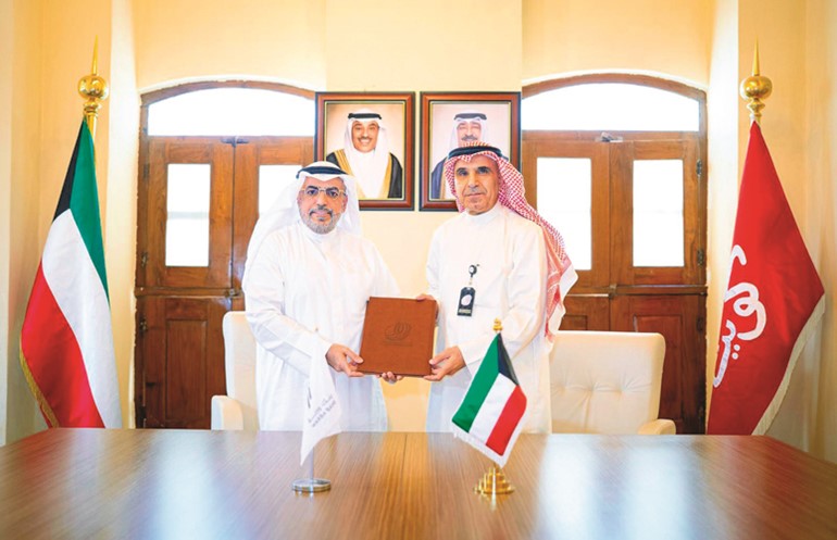 مساعد وزير الخارجية لشؤون معهد سعود الناصر الصباح الديبلوماسي والرئيس التنفيذي لبنك وربة شاهين الغانم خلال توقيع مذكرة التفاهم بينهما