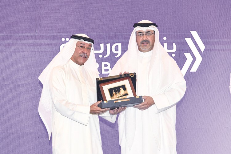 محافظ العاصمة الشيخ عبدالله سالم العلي خلال تكريم بنك وربة لمشاركته في المبادرة الوطنية المحافظة في قلب العاصمة