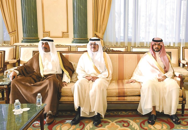 صاحب السمو الملكي الأمير سعود بن بندر بن عبدالعزيز نائب أمير المنطقة الشرقية وسفير خادم الحرمين صاحب السمو الأمير سلطان بن سعد والشيخ عبدالله العلي