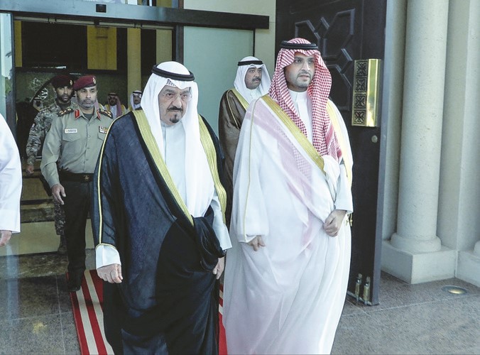 رئيس مجلس الوزراء سمو الشيخ أحمد العبدالله خلال توديعه ممثل خادم الحرمين الشريفين الملك سلمان بن عبدالعزيز وصاحب السمو الملكي الأمير محمد بن سلمان ولي العهد رئيس مجلس الوزراء السعودي صاحب السمو الملكي الأمير تركي بن محمد بن فهد وزير الدولة عضو مجلس الوزراء السعودي