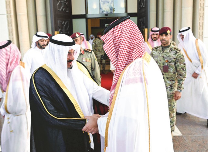 رئيس مجلس الوزراء سمو الشيخ أحمد العبدالله خلال استقباله ممثل خادم الحرمين الشريفين الملك سلمان بن عبدالعزيز وصاحب السمو الملكي الأمير محمد بن سلمان ولي العهد رئيس مجلس الوزراء السعودي صاحب السمو الملكي الأمير تركي بن محمد بن فهد وزير الدولة عضو مجلس الوزراء السعودي